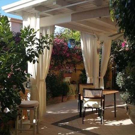 Domos Le Due Tuie Bed & Breakfast Piscinas Eksteriør bilde