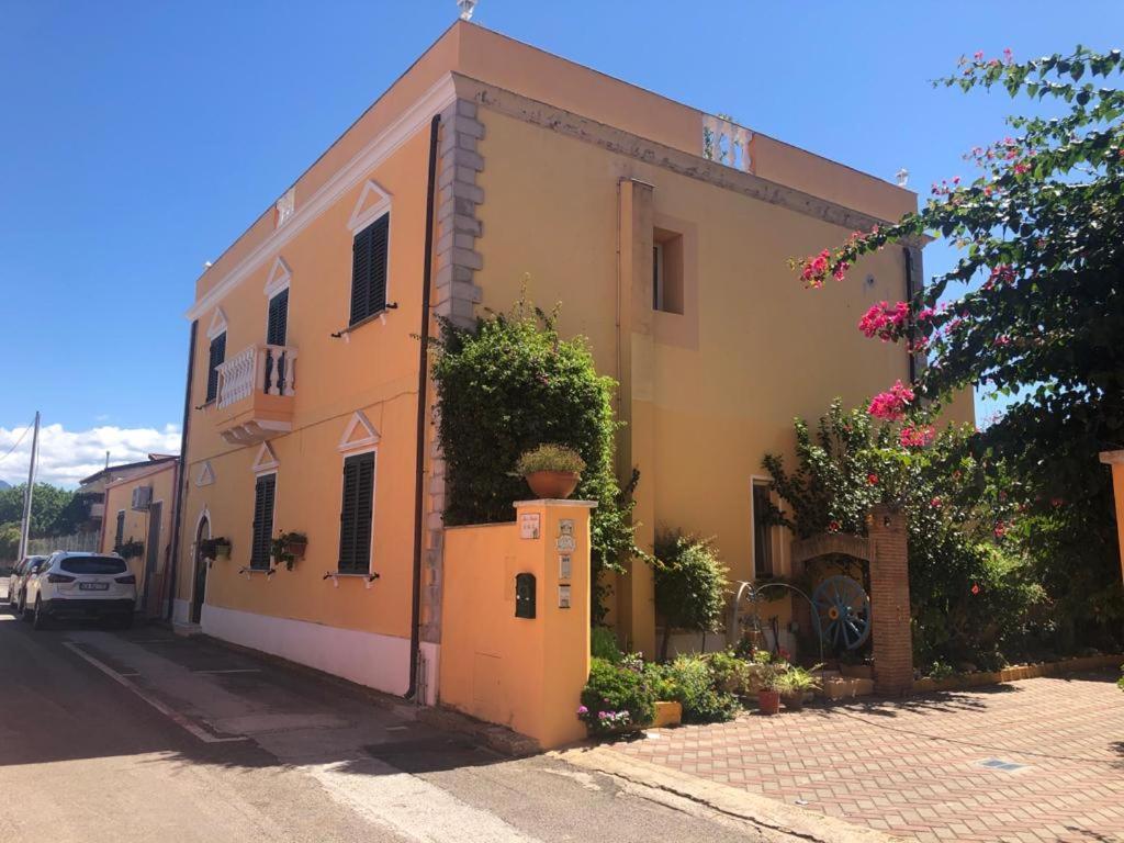 Domos Le Due Tuie Bed & Breakfast Piscinas Eksteriør bilde