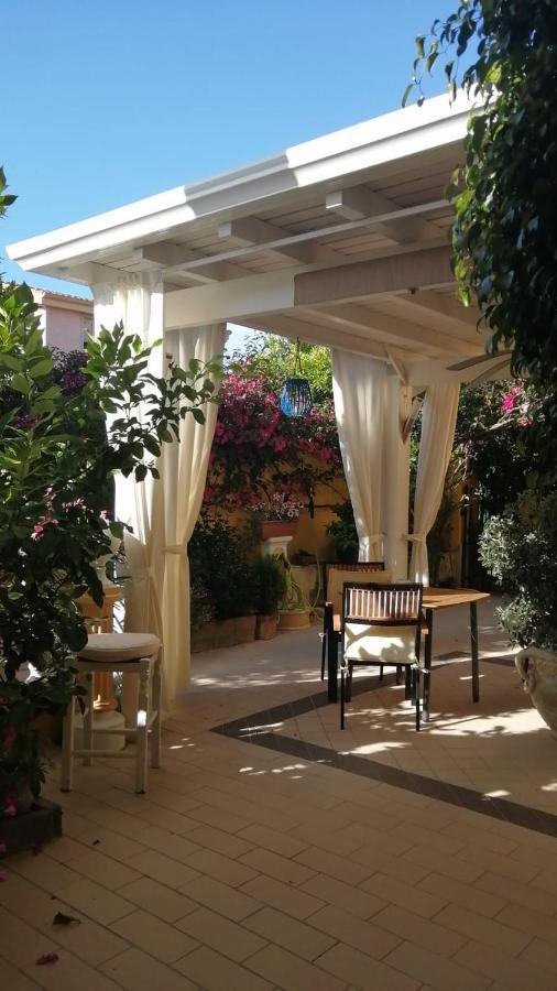 Domos Le Due Tuie Bed & Breakfast Piscinas Eksteriør bilde