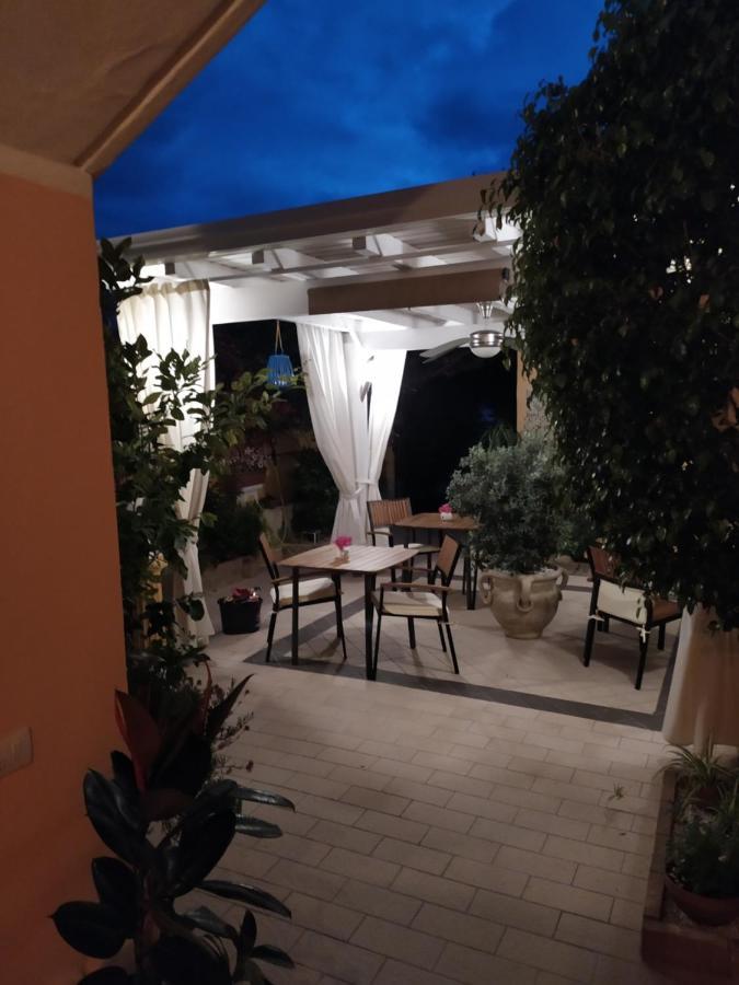 Domos Le Due Tuie Bed & Breakfast Piscinas Eksteriør bilde