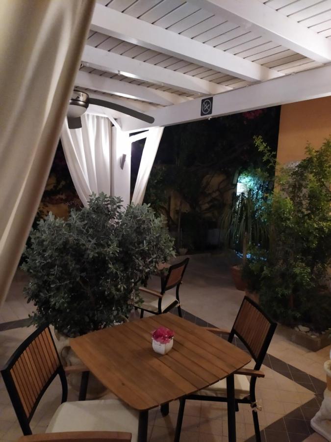 Domos Le Due Tuie Bed & Breakfast Piscinas Eksteriør bilde