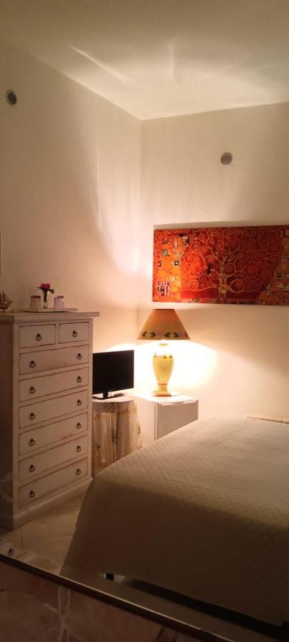 Domos Le Due Tuie Bed & Breakfast Piscinas Eksteriør bilde