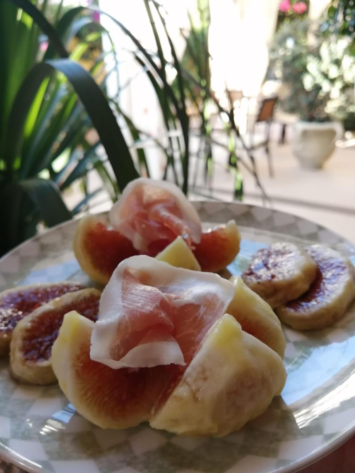 Domos Le Due Tuie Bed & Breakfast Piscinas Eksteriør bilde