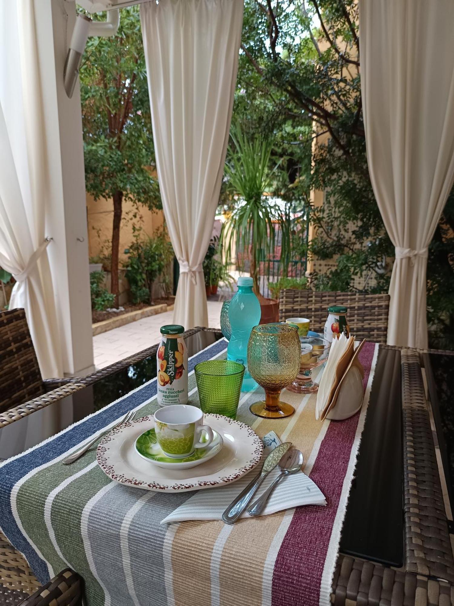 Domos Le Due Tuie Bed & Breakfast Piscinas Eksteriør bilde