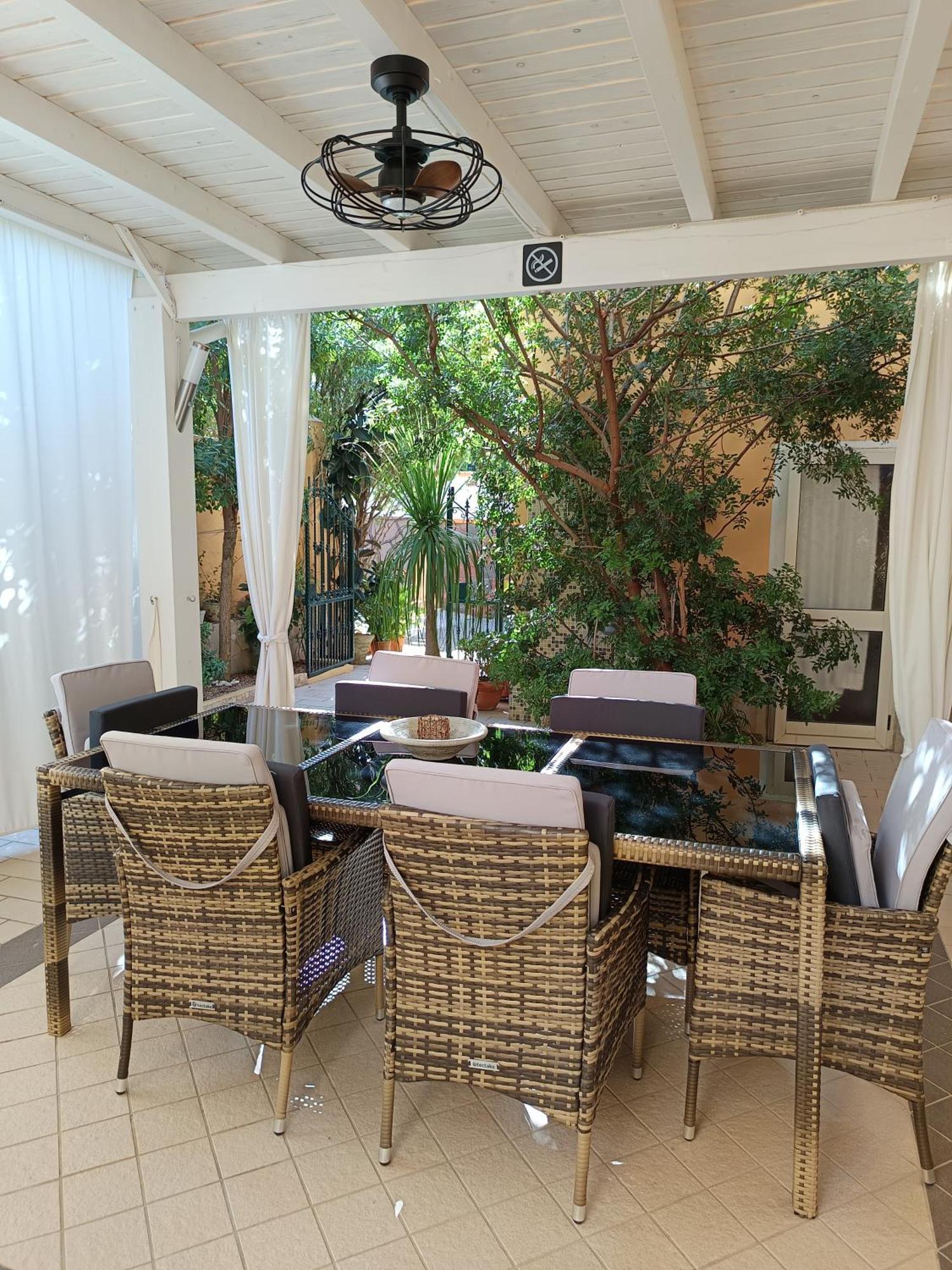 Domos Le Due Tuie Bed & Breakfast Piscinas Eksteriør bilde