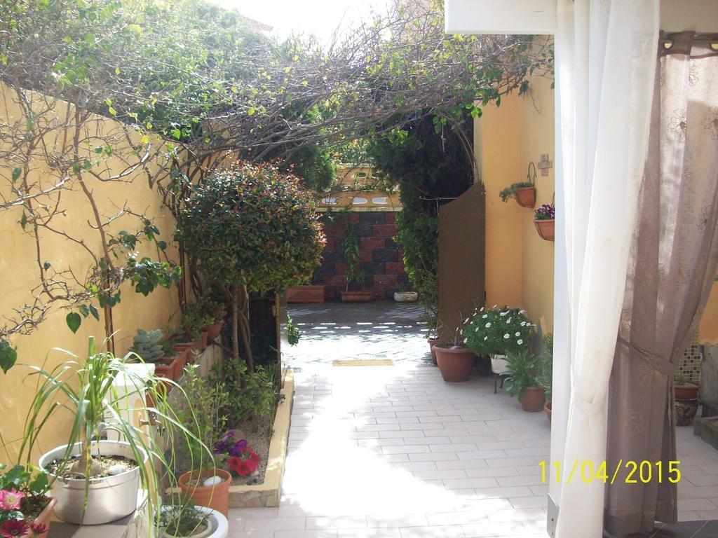Domos Le Due Tuie Bed & Breakfast Piscinas Eksteriør bilde