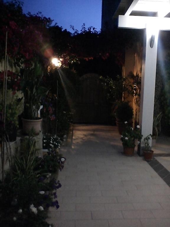 Domos Le Due Tuie Bed & Breakfast Piscinas Eksteriør bilde