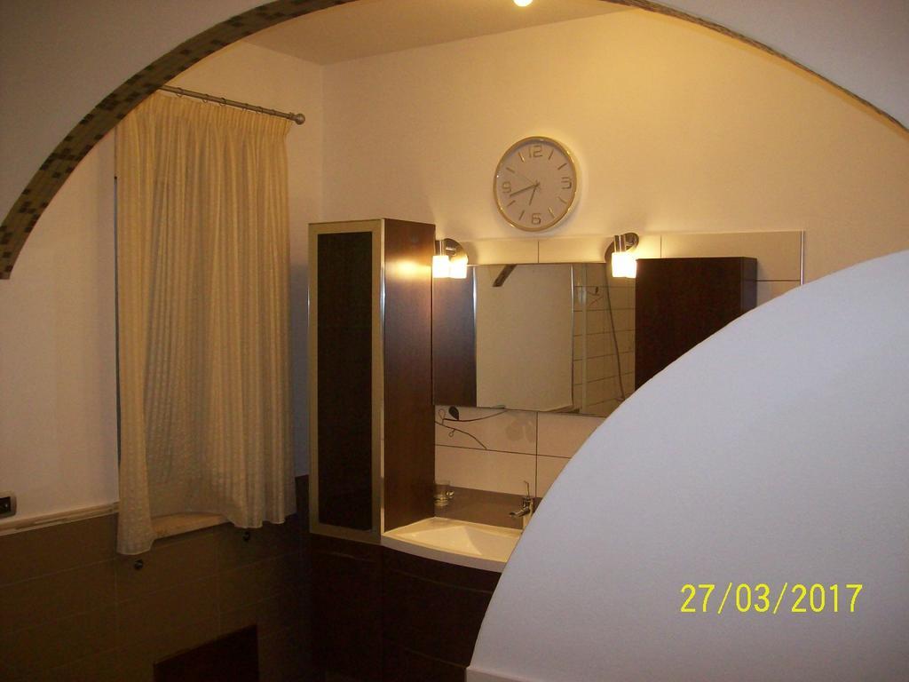 Domos Le Due Tuie Bed & Breakfast Piscinas Eksteriør bilde