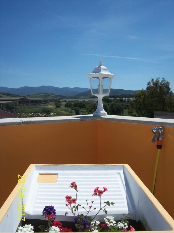 Domos Le Due Tuie Bed & Breakfast Piscinas Eksteriør bilde