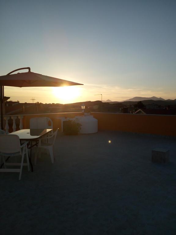 Domos Le Due Tuie Bed & Breakfast Piscinas Eksteriør bilde