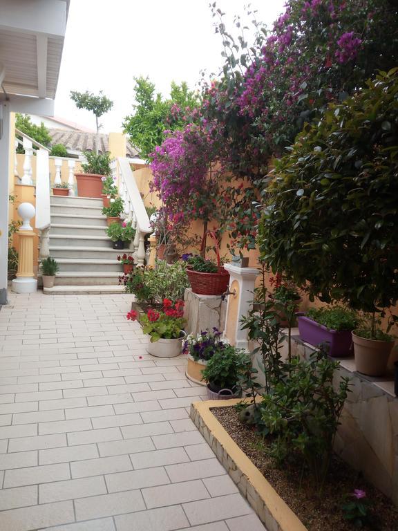 Domos Le Due Tuie Bed & Breakfast Piscinas Eksteriør bilde