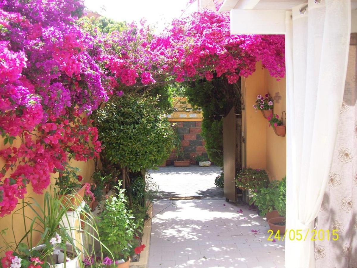 Domos Le Due Tuie Bed & Breakfast Piscinas Eksteriør bilde